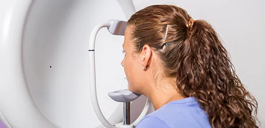 Patientin bei der Untersuchung des Sehvermögens an einem Sehtestgerät